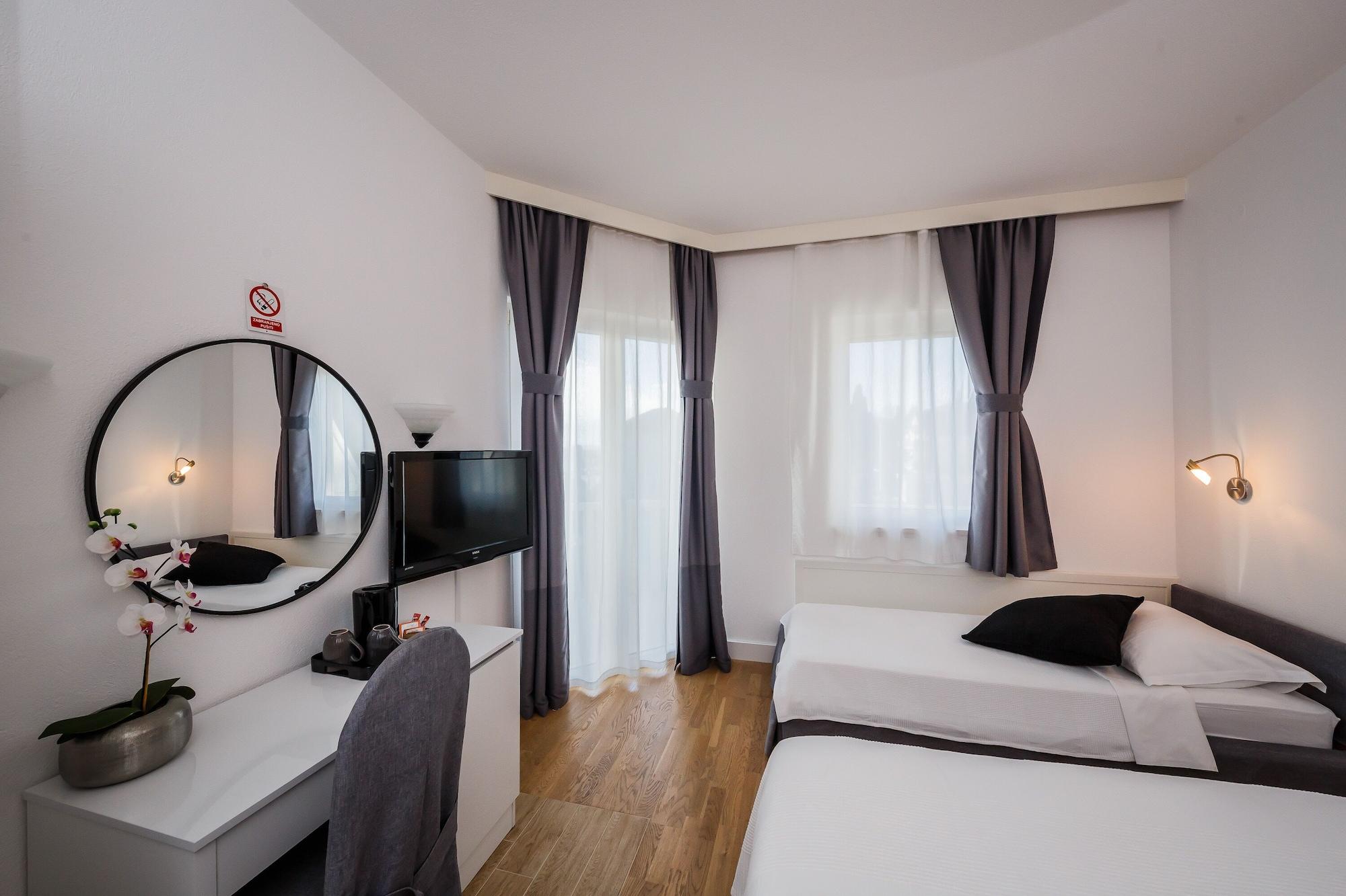 Hotel Villa Zarko Kaštel Stari Extérieur photo